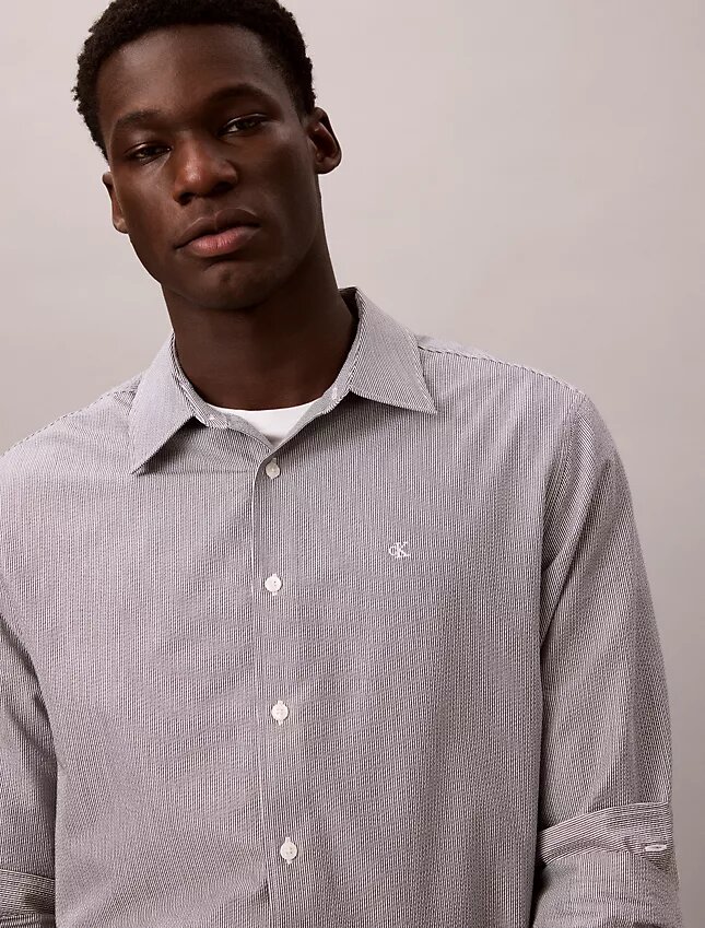 Camisa clásica con botones y rayas de seersucker teñidas en hilo Camisa clásica con botones y rayas de seersucker teñidas en hilo