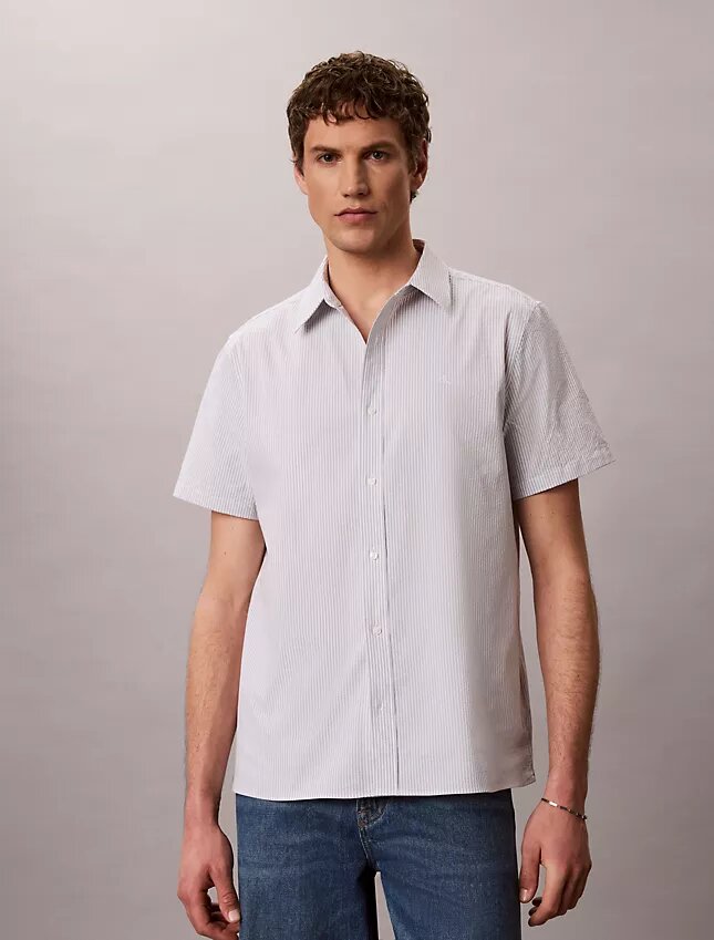 Camisa clásica de rayas con botones de seersucker Camisa clásica de rayas con botones de seersucker