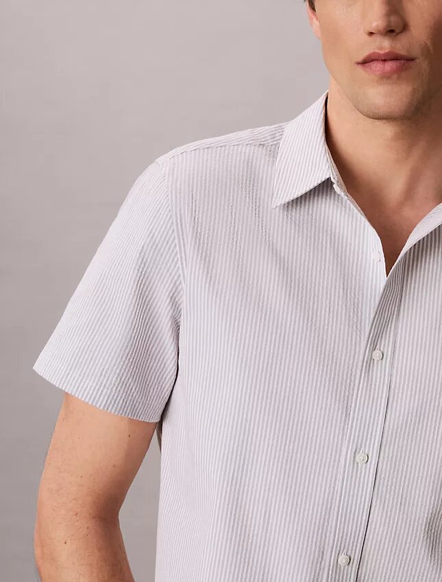 Camisa clásica de rayas con botones de seersucker Camisa clásica de rayas con botones de seersucker