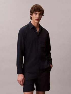 Camisa clásica lisa de seersucker