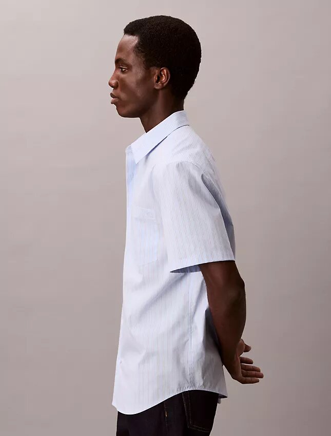 Camisa de algodón elástico a rayas, de manga corta y con botones Camisa de algodón elástico a rayas, de manga corta y con botones