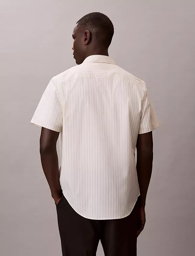 Camisa de algodón elástico a rayas, de manga corta y con botones Camisa de algodón elástico a rayas, de manga corta y con botones