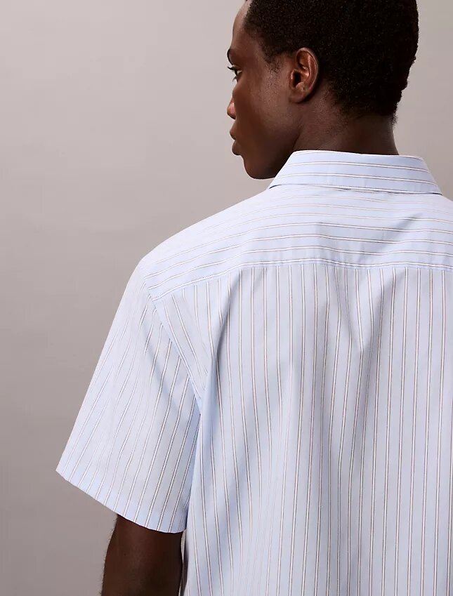 Camisa de algodón elástico a rayas, de manga corta y con botones Camisa de algodón elástico a rayas, de manga corta y con botones
