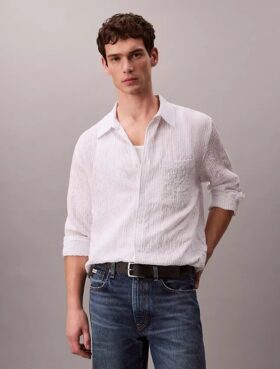 Camisa de botones holgada con rayas arrugadas teñidas en hilo