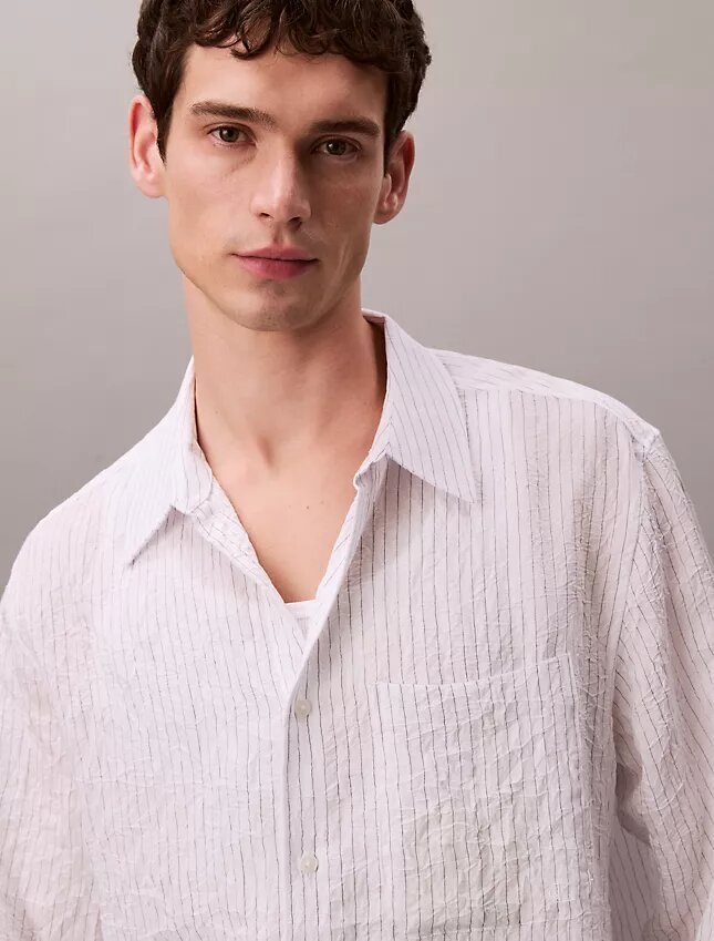 Camisa de botones holgada con rayas arrugadas teñidas en hilo Camisa de botones holgada con rayas arrugadas teñidas en hilo