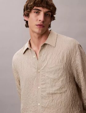 Camisa de botones holgada con rayas arrugadas teñidas en hilo