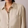 Camisa de lyocell con solapa enrollada y botones Camisa de lyocell con solapa enrollada y botones