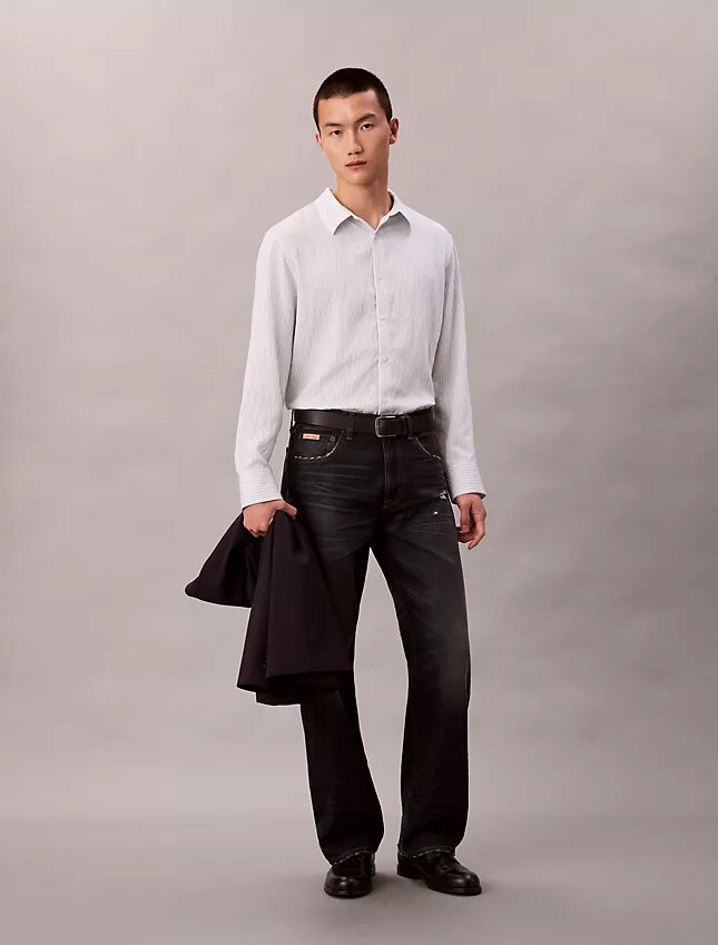 Camisa de rayas con botones, confeccionada en mezcla de viscosa y corte relajado Camisa de rayas con botones, confeccionada en mezcla de viscosa y corte relajado