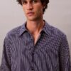 Camisa de rayas con botones, confeccionada en mezcla de viscosa y corte relajado Camisa de rayas con botones, confeccionada en mezcla de viscosa y corte relajado