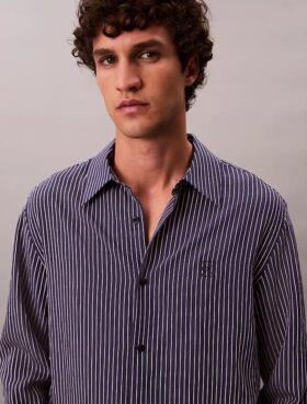 Camisa de rayas con botones, confeccionada en mezcla de viscosa y corte relajado