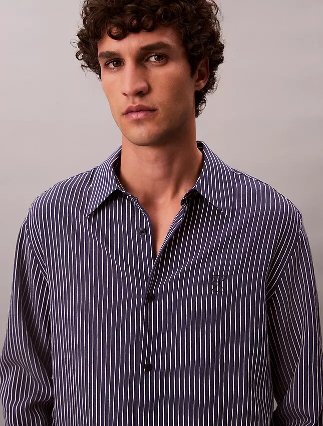 Camisa de rayas con botones, confeccionada en mezcla de viscosa y corte relajado Camisa de rayas con botones, confeccionada en mezcla de viscosa y corte relajado