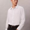 Camisa de rayas con botones, confeccionada en mezcla de viscosa y corte relajado Camisa de rayas con botones, confeccionada en mezcla de viscosa y corte relajado