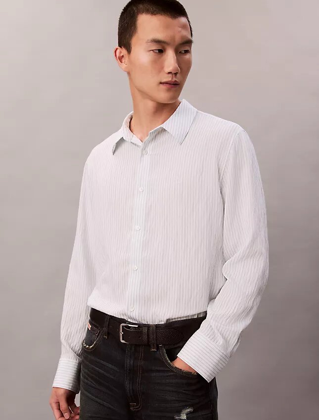 Camisa de rayas con botones, confeccionada en mezcla de viscosa y corte relajado Camisa de rayas con botones, confeccionada en mezcla de viscosa y corte relajado