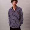 Camisa de rayas con botones, confeccionada en mezcla de viscosa y corte relajado Camisa de rayas con botones, confeccionada en mezcla de viscosa y corte relajado