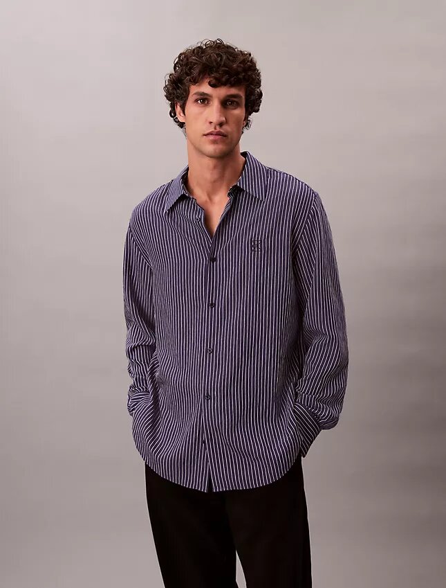 Camisa de rayas con botones, confeccionada en mezcla de viscosa y corte relajado Camisa de rayas con botones, confeccionada en mezcla de viscosa y corte relajado