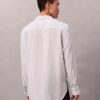 Camisa de rayas con botones, confeccionada en mezcla de viscosa y corte relajado Camisa de rayas con botones, confeccionada en mezcla de viscosa y corte relajado