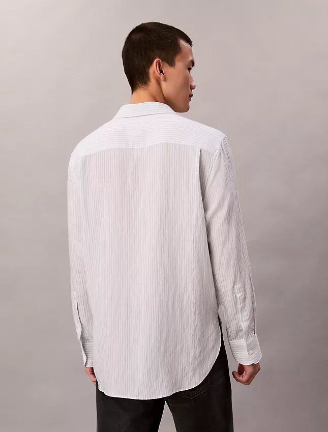 Camisa de rayas con botones, confeccionada en mezcla de viscosa y corte relajado Camisa de rayas con botones, confeccionada en mezcla de viscosa y corte relajado