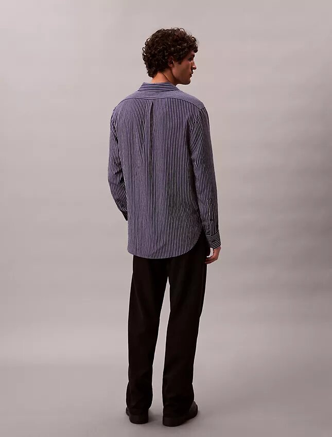Camisa de rayas con botones, confeccionada en mezcla de viscosa y corte relajado Camisa de rayas con botones, confeccionada en mezcla de viscosa y corte relajado