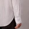 Camisa de rayas con botones, confeccionada en mezcla de viscosa y corte relajado Camisa de rayas con botones, confeccionada en mezcla de viscosa y corte relajado