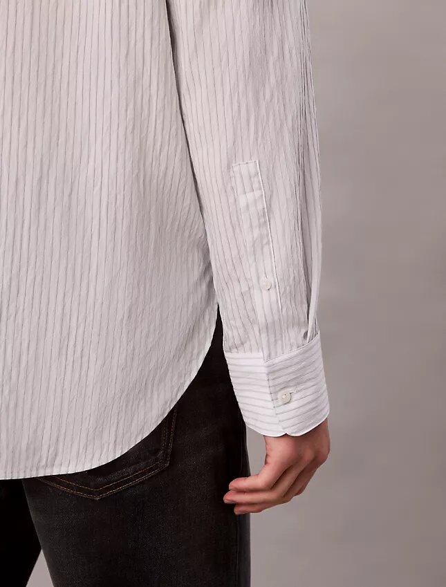 Camisa de rayas con botones, confeccionada en mezcla de viscosa y corte relajado Camisa de rayas con botones, confeccionada en mezcla de viscosa y corte relajado