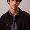 Camisa de rayas con botones, confeccionada en mezcla de viscosa y corte relajado Camisa de rayas con botones, confeccionada en mezcla de viscosa y corte relajado