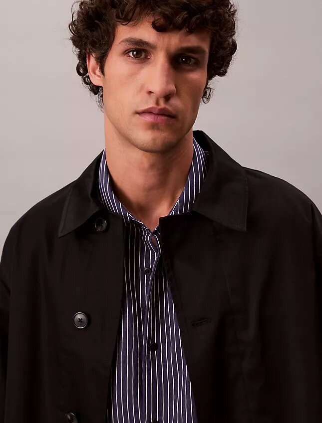 Camisa de rayas con botones, confeccionada en mezcla de viscosa y corte relajado Camisa de rayas con botones, confeccionada en mezcla de viscosa y corte relajado