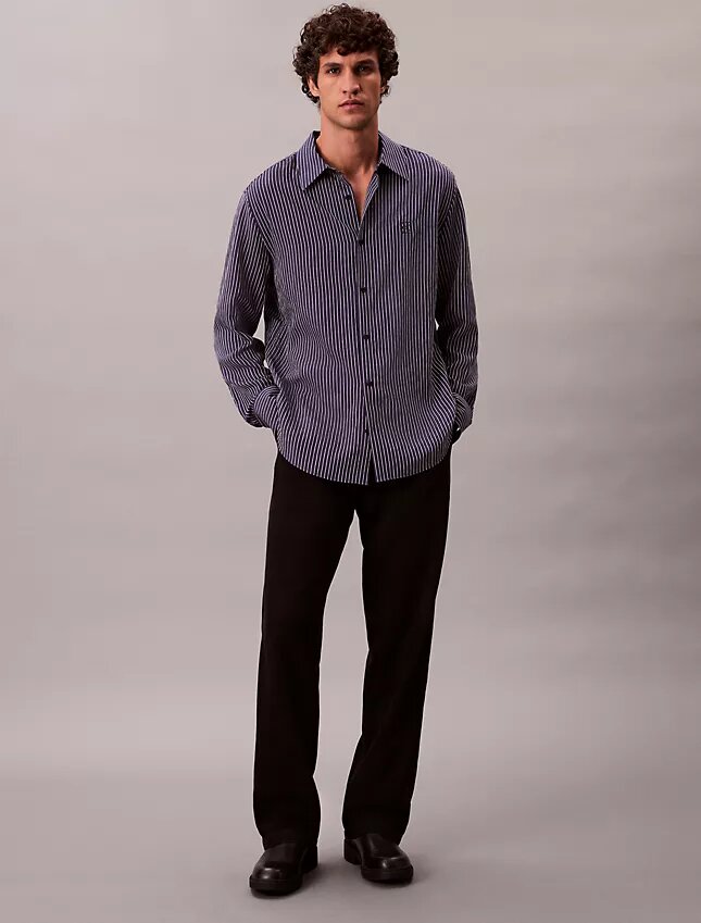 Camisa de rayas con botones, confeccionada en mezcla de viscosa y corte relajado Camisa de rayas con botones, confeccionada en mezcla de viscosa y corte relajado