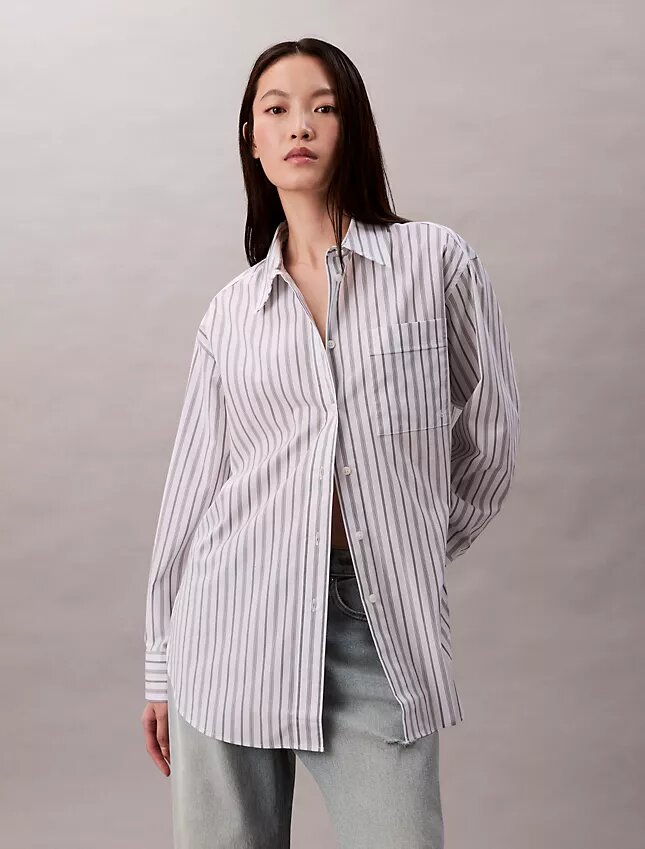 Camisa holgada de popelín a rayas con botones Camisa holgada de popelín a rayas con botones