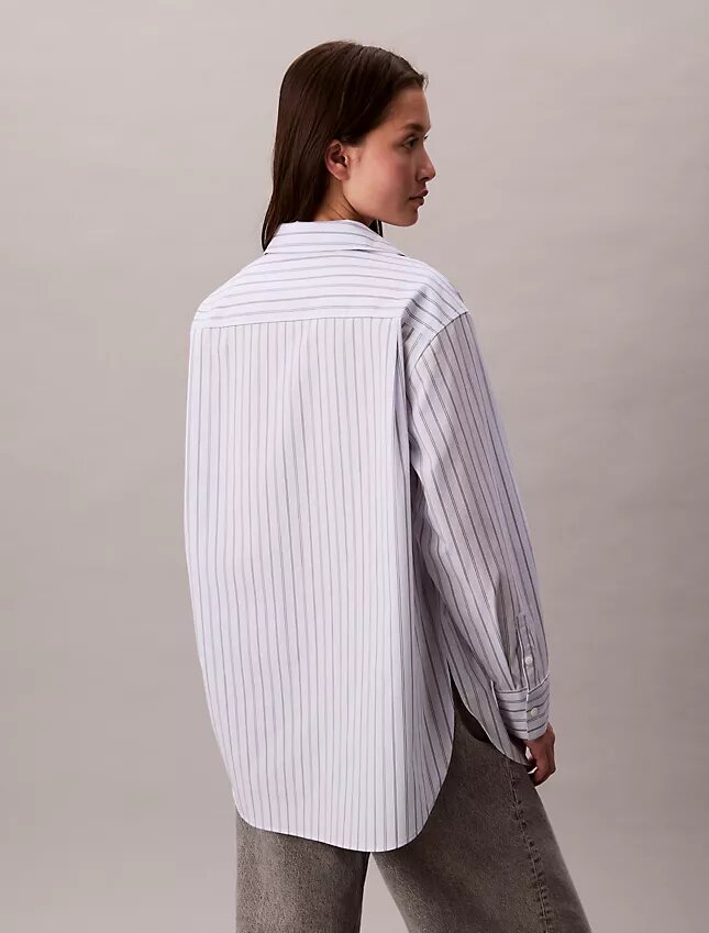 Camisa holgada de popelín a rayas con botones Camisa holgada de popelín a rayas con botones