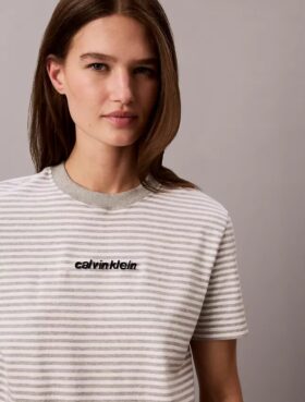 Camiseta a rayas con el logotipo de CK