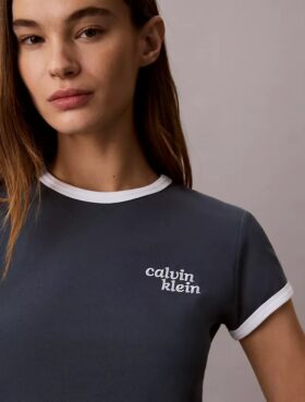 Camiseta ajustada con cuello redondo y logotipo de 1989