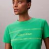 Camiseta ajustada con gráfico de logotipo a rayas Camiseta ajustada con gráfico de logotipo a rayas