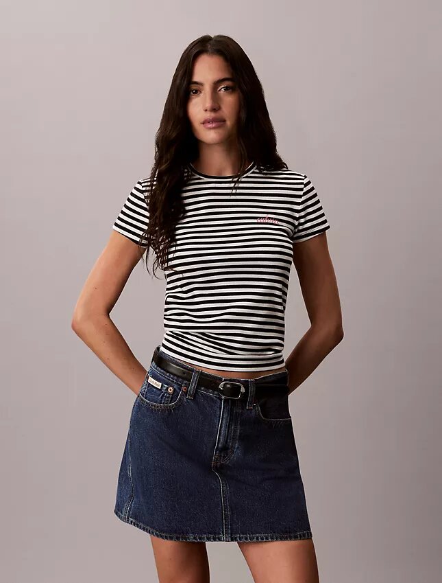 Camiseta ajustada con gráfico del logotipo Contour Rib Camiseta ajustada con gráfico del logotipo Contour Rib