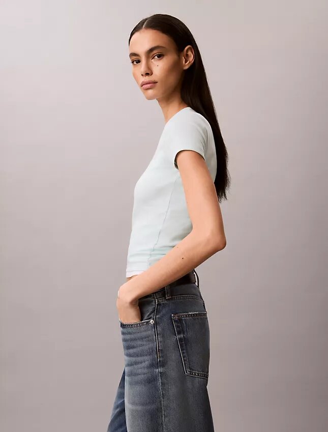 Camiseta ajustada con gráfico del logotipo Contour Rib Camiseta ajustada con gráfico del logotipo Contour Rib