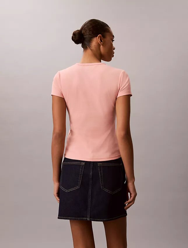 Camiseta ajustada con gráfico del logotipo Contour Rib Camiseta ajustada con gráfico del logotipo Contour Rib