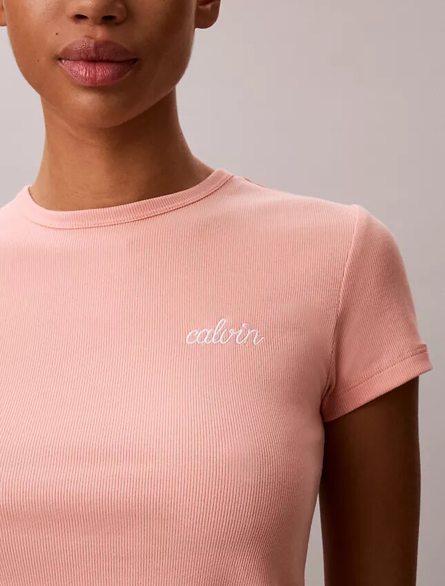 Camiseta ajustada con gráfico del logotipo Contour Rib Camiseta ajustada con gráfico del logotipo Contour Rib