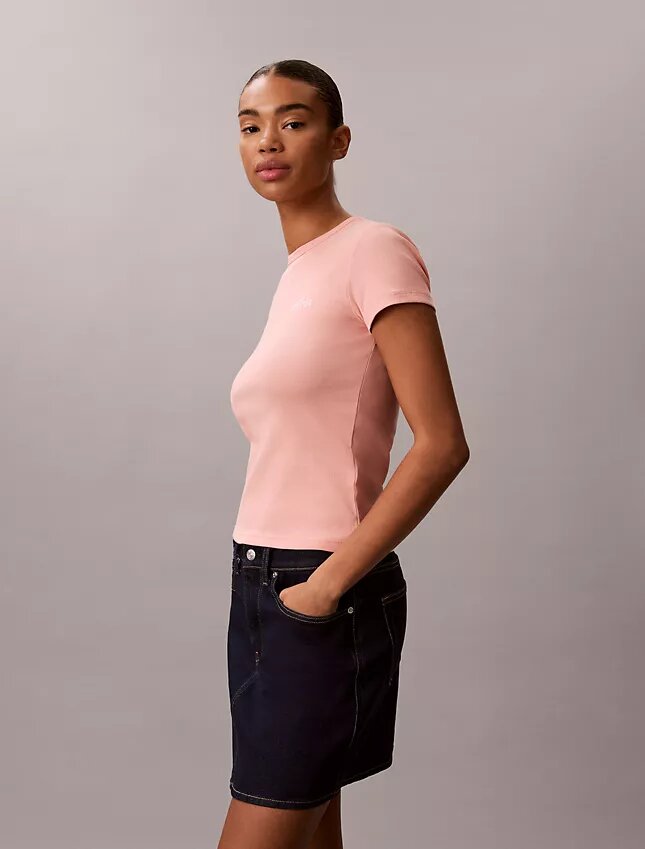 Camiseta ajustada con gráfico del logotipo Contour Rib Camiseta ajustada con gráfico del logotipo Contour Rib