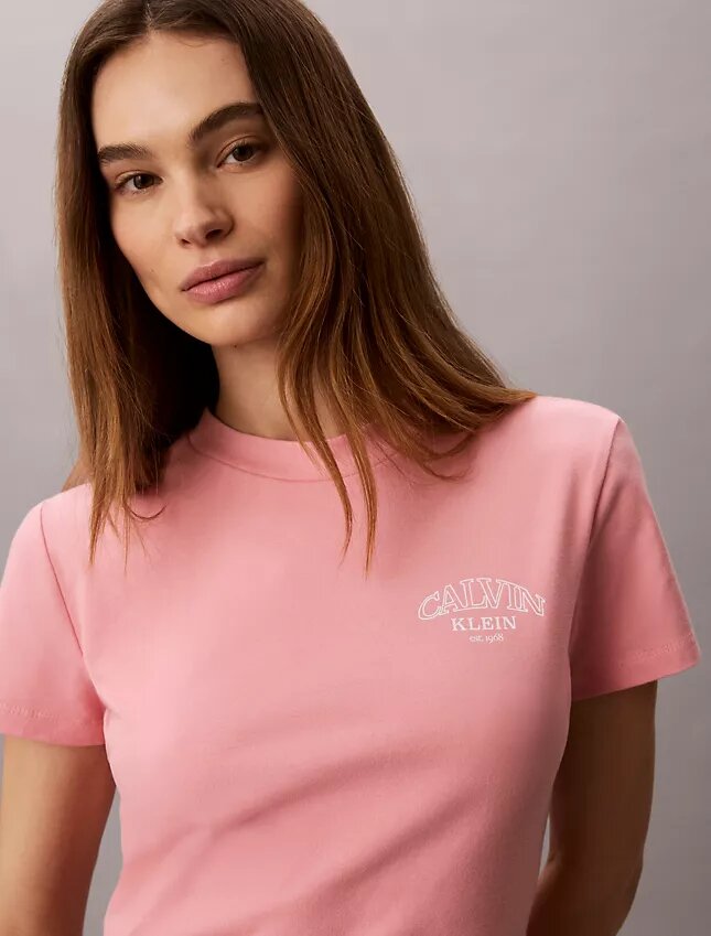 Camiseta ajustada con gráfico del logotipo curvado Camiseta ajustada con gráfico del logotipo curvado