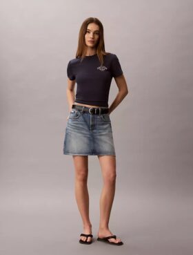 Camiseta ajustada con gráfico del logotipo curvado