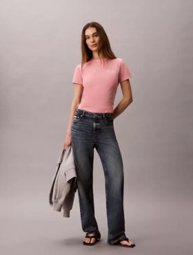 Camiseta ajustada con gráfico del logotipo curvado