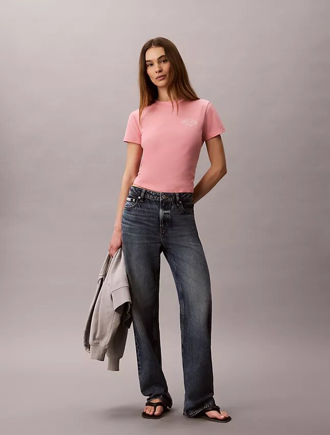 Camiseta ajustada con gráfico del logotipo curvado Camiseta ajustada con gráfico del logotipo curvado