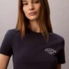 Camiseta ajustada con gráfico del logotipo curvado Camiseta ajustada con gráfico del logotipo curvado