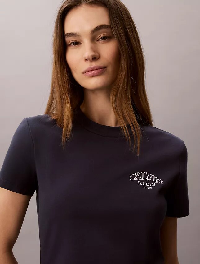 Camiseta ajustada con gráfico del logotipo curvado Camiseta ajustada con gráfico del logotipo curvado