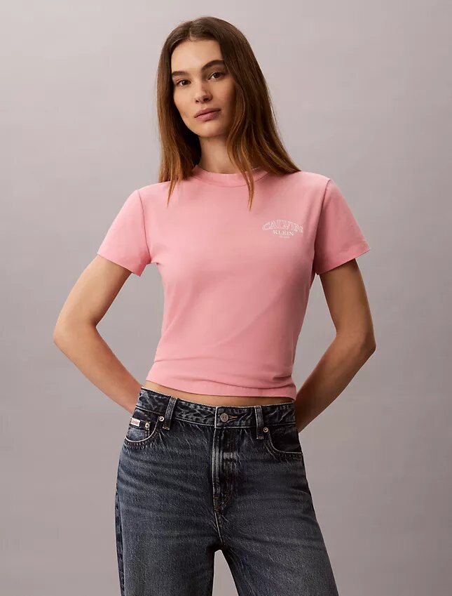 Camiseta ajustada con gráfico del logotipo curvado Camiseta ajustada con gráfico del logotipo curvado