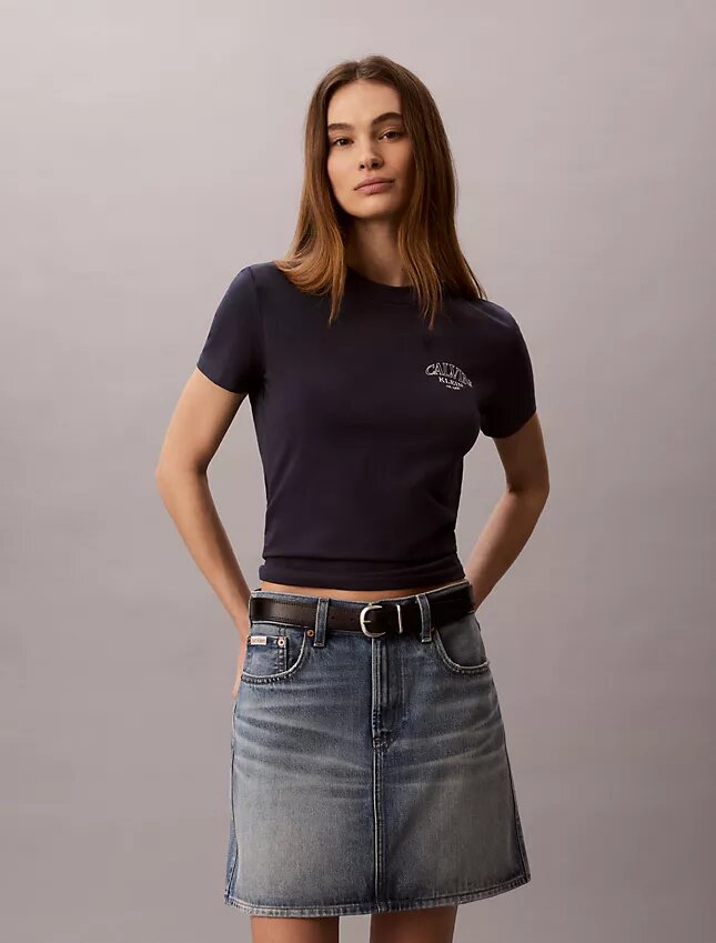 Camiseta ajustada con gráfico del logotipo curvado Camiseta ajustada con gráfico del logotipo curvado