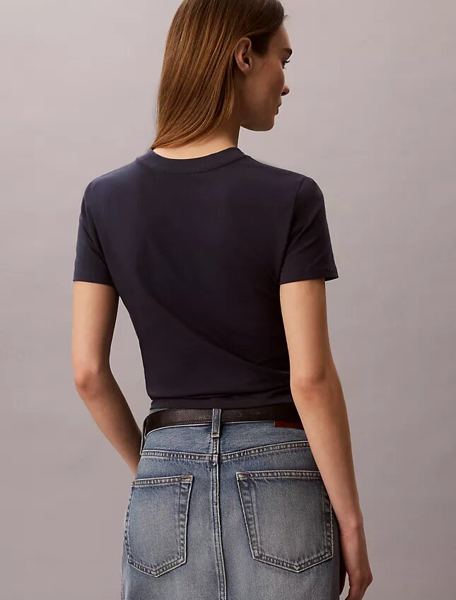 Camiseta ajustada con gráfico del logotipo curvado Camiseta ajustada con gráfico del logotipo curvado