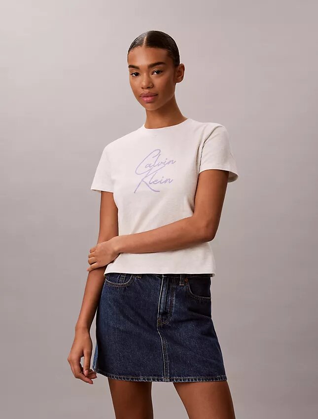 Camiseta ajustada con gráfico del logotipo en relieve Camiseta ajustada con gráfico del logotipo en relieve