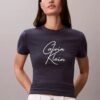 Camiseta ajustada con gráfico del logotipo en relieve Camiseta ajustada con gráfico del logotipo en relieve