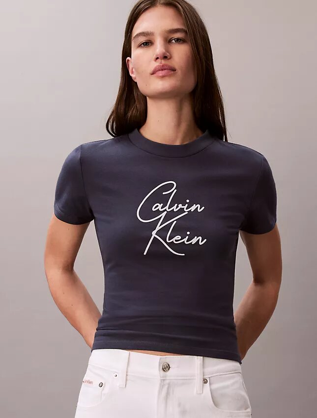 Camiseta ajustada con gráfico del logotipo en relieve Camiseta ajustada con gráfico del logotipo en relieve