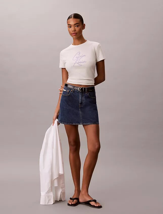 Camiseta ajustada con gráfico del logotipo en relieve Camiseta ajustada con gráfico del logotipo en relieve